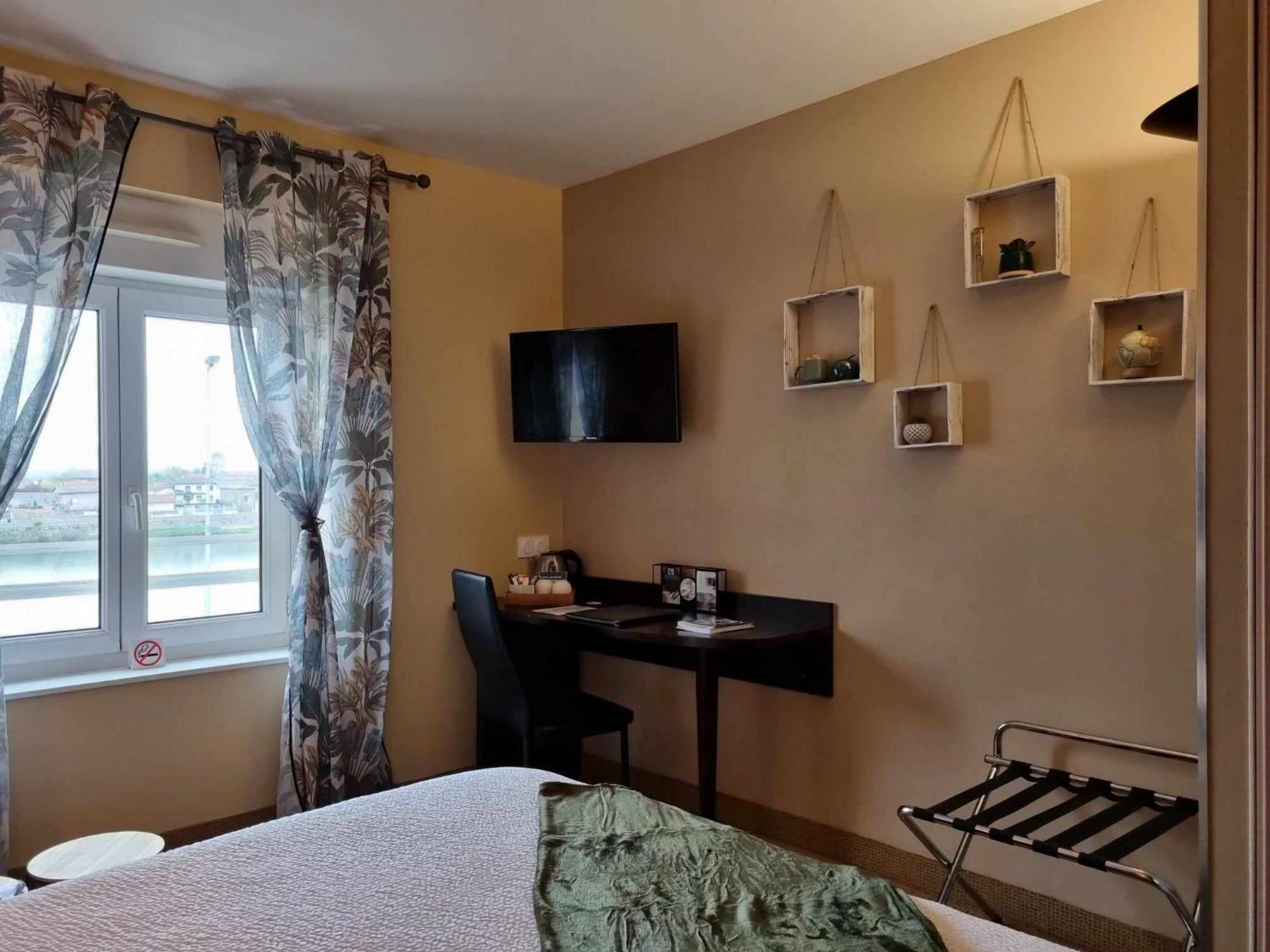 Logis Hotel Schaeffer- Restaurant Le Saint Georges Serrieres  Bagian luar foto